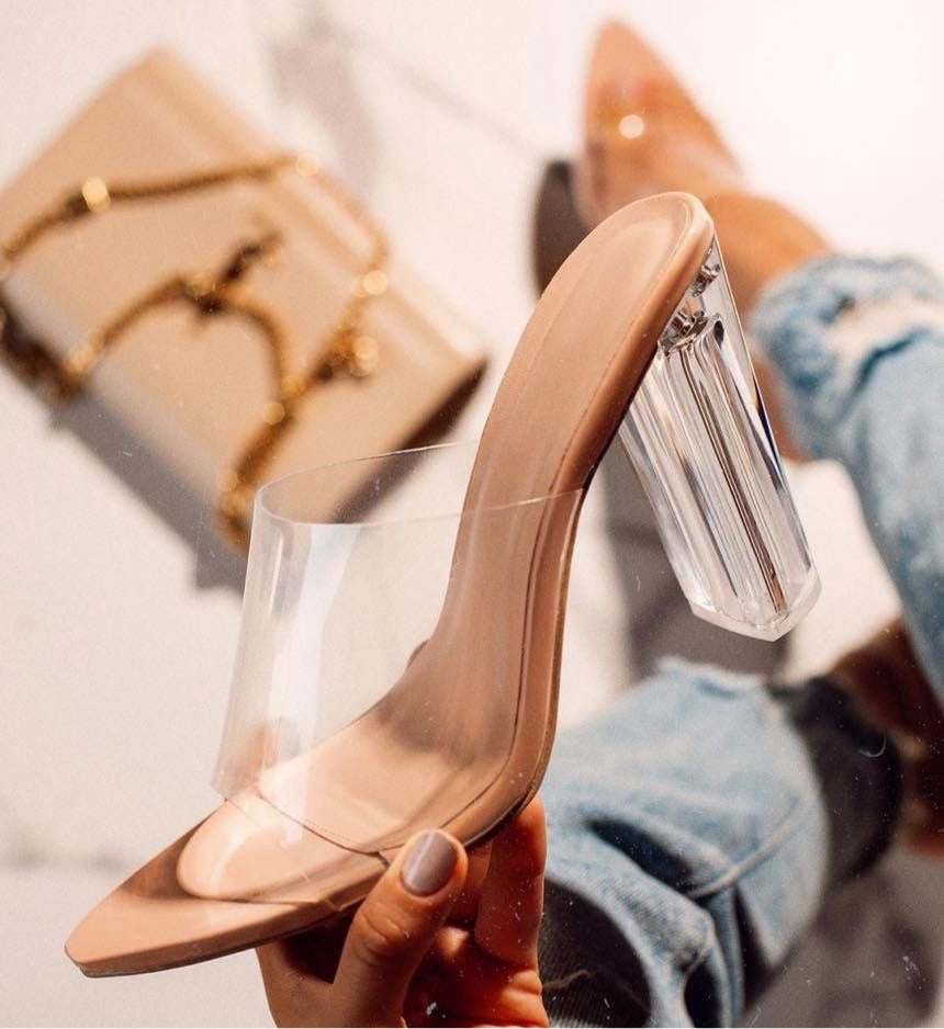 “Mules Crystal Tower – Glamour Transparente”